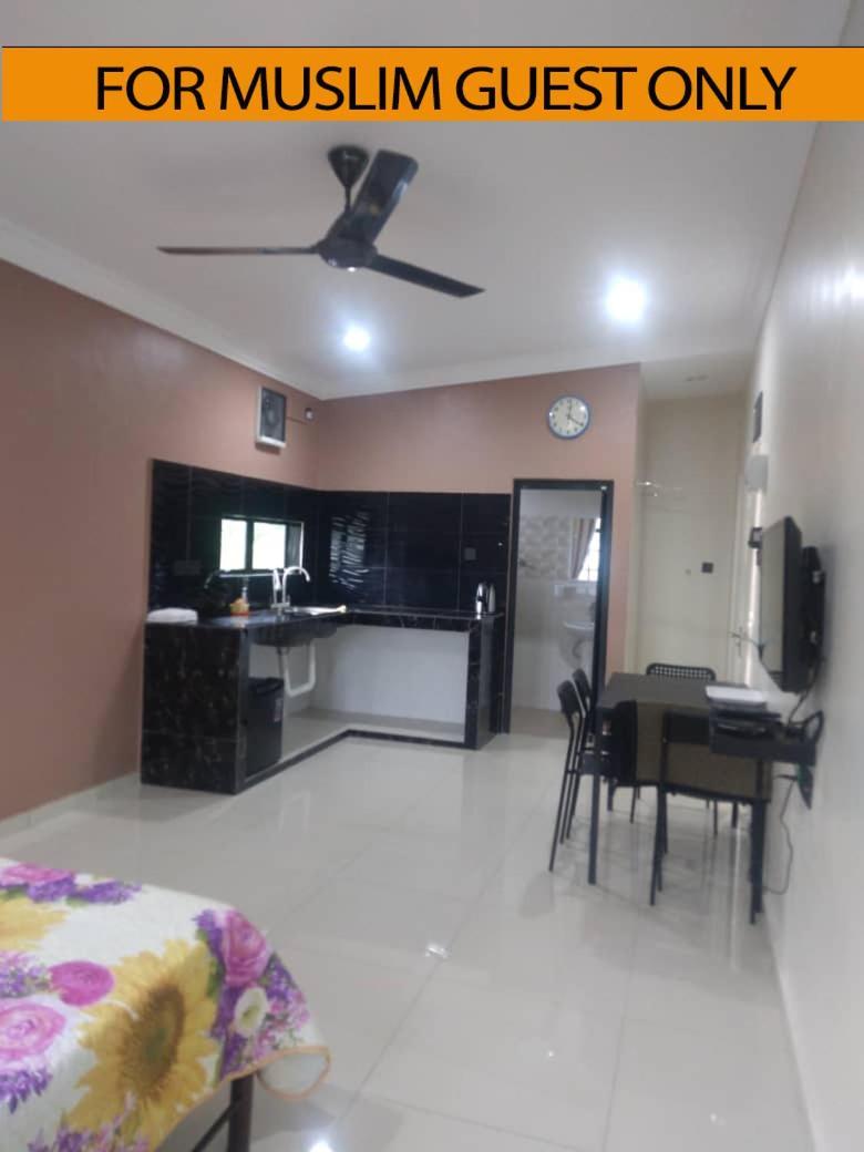 Yasmeen Studio Roomstay Kijal - Room 1 - For Two Person Islam Guest Only Kültér fotó